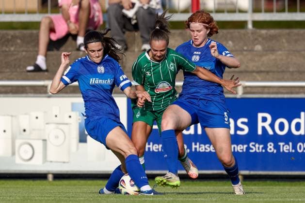 from left Marie Bleil SV Meppen, 7 , Maja Sternad SV Werder Bremen, 11 and Lena Göppel SV Meppen, 5 in duel, duel, dynamics, action, action, match scene, 06 08 2025, Herzlake Germany , Soccer, Test match women, SV Meppen SV Werder Bremen xobx