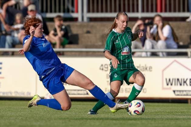 from left Lena Göppel SV Meppen, 5 and Emöke Papai SV Werder Bremen, 16 in duel, duel, dynamic, action, action, match scene, 06 08 2025, Herzlake Germany , Soccer, Test match women, SV Meppen SV Werder Bremen xobx