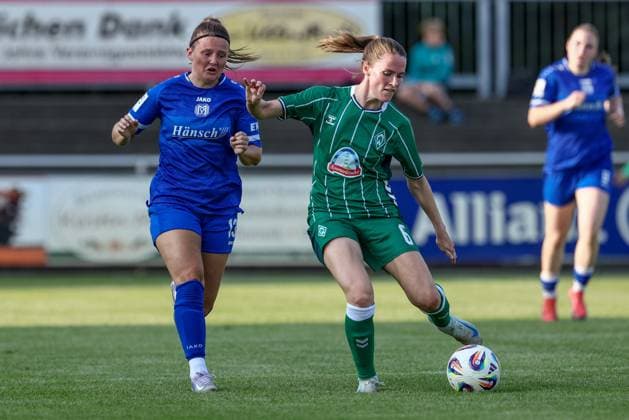 from left Ayleen Seyen SV Meppen, 13 and Reena Wichmann SV Werder Bremen, 6 in duel, duel, dynamics, action, action, match scene, 06 08 2025, Herzlake Germany , Soccer, Test match women, SV Meppen SV Werder Bremen xobx