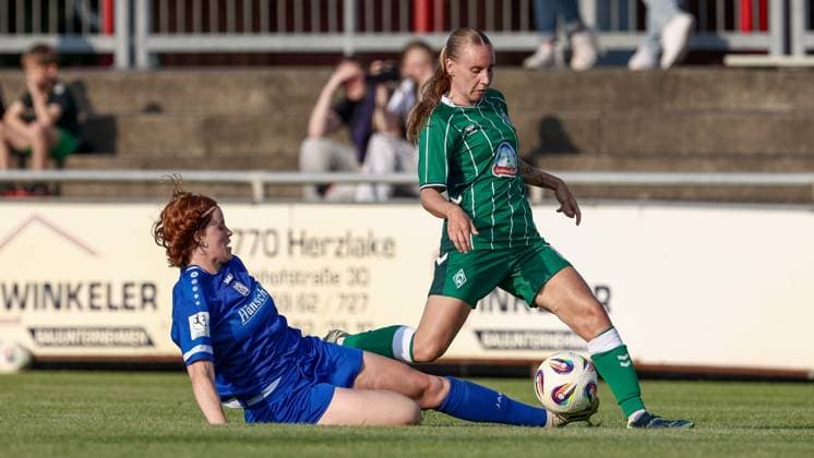 from left Lena Göppel SV Meppen, 5 and Emöke Papai SV Werder Bremen, 16 in duel, duel, dynamics, action, action, match scene, 06 08 2025, Herzlake Germany , Soccer, Test match women, SV Meppen SV Werder Bremen xobx