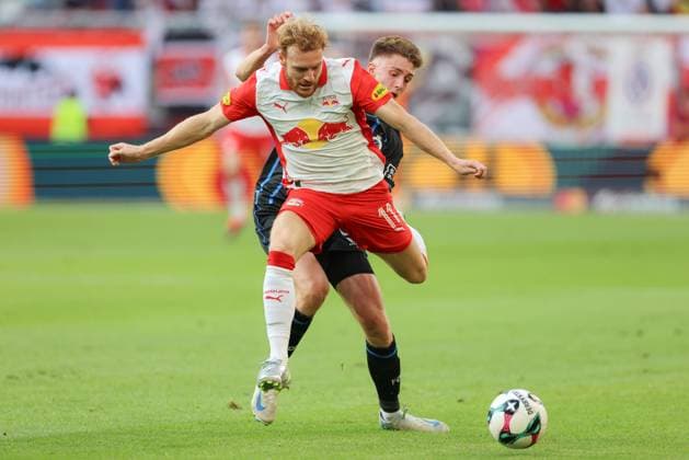 SOCCER - UEFA CL, RBS vs Brugge SALZBURG,AUSTRIA,06.AUG.25 - SOCCER - UEFA Champions League, qualification, Red Bull Salzburg vs Club Brugge. Image shows Jorne Spileers (Brugge) and Yorbe Vertessen (RBS).  GEPAxpictures xMathiasxMandl