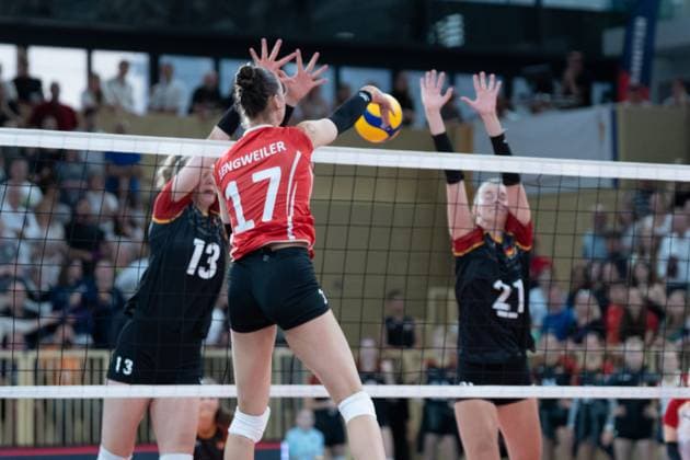 06 08 2025, xhfmx, Volleyball European Championship qualification, Germany Switzerland v l Julie Lengweiler Switzerland hits a ball over the net, Emilie Weske Germany and Camilla Weitzel Germany try to block DFL DFB REGULATIONS PROHIBIT ANY USE OF PHOTOGRAPHS as IMAGE SEQUENCES and or QUASI VIDEO Wiesbaden