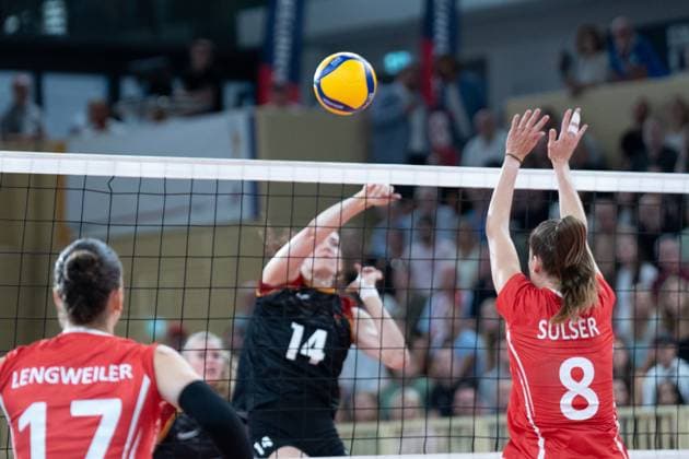 06 08 2025, xhfmx, Volleyball EM Qualification, Germany Switzerland v l Marie Schölzel Germany brings a ball over the net, Julie Lengweiler Switzerland and Samira Sulser Switzerland try to block DFL DFB REGULATIONS PROHIBIT ANY USE OF PHOTOGRAPHS as IMAGE SEQUENCES and or QUASI VIDEO Wiesbaden