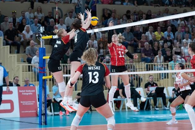 06 08 2025, xhfmx, Volleyball European Championship qualification, Germany Switzerland v l Hanna Orthmann Germany and Marie Schölzel Germany block a ball from Maja Storck Switzerland DFL DFB REGULATIONS PROHIBIT ANY USE OF PHOTOGRAPHS as IMAGE SEQUENCES and or QUASI VIDEO Wiesbaden