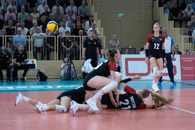 06 08 2025, xhfmx, Volleyball European Championship Qualification, Germany Switzerland Lena Stigrot Germany and Emilie Weske Germany try to keep a ball in play DFL DFB REGULATIONS PROHIBIT ANY USE OF PHOTOGRAPHS as IMAGE SEQUENCES and or QUASI VIDEO Wiesbaden