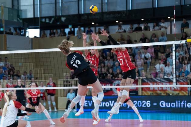 06 08 2025, xhfmx, Volleyball European Championship qualification, Germany Switzerland v l Emilie Weske Germany brings a ball over the net, Julie Lengweiler Switzerland tries to block DFL DFB REGULATIONS PROHIBIT ANY USE OF PHOTOGRAPHS as IMAGE SEQUENCES and or QUASI VIDEO Wiesbaden