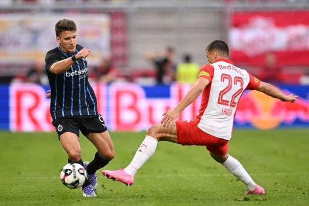 Salzburg v Club Brugge - UEFA Champions League SALZBURG, AUSTRIA - AUGUST 06 : Tzolis Christos forward of Club Brugge, Lainer Stefan defender of Salzburg during the UEFA Champions League 2025 26 third qualifying round first leg between Salzburg and Club Brugge on August 6, 2025 in Salzburg, Austria, 06 08 2025 Salzburg Austria  Copyright: xTomasxSiskx