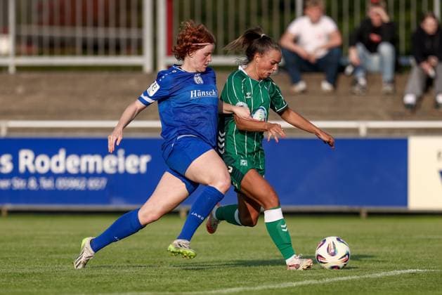 from left Lena Göppel SV Meppen, 5 and Maja Sternad SV Werder Bremen, 11 in duel, duel, dynamic, action, action, match scene, 06 08 2025, Herzlake Germany , Soccer, Test match women, SV Meppen SV Werder Bremen xobx