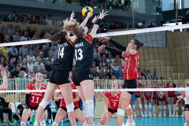 06 08 2025, xhfmx, Volleyball European Championship Qualification, Germany Switzerland v l Marie Schölzel Germany and Emilie Weske Germany block against Julie Lengweiler Switzerland DFL DFB REGULATIONS PROHIBIT ANY USE OF PHOTOGRAPHS as IMAGE SEQUENCES and or QUASI VIDEO Wiesbaden