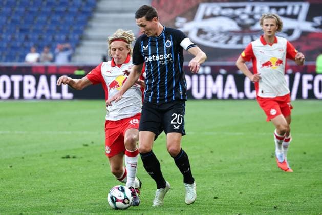 SOCCER - UEFA CL, RBS vs Brugge SALZBURG,AUSTRIA,06.AUG.25 - SOCCER - UEFA Champions League, qualification, Red Bull Salzburg vs Club Brugge. Image shows Mads Bidstrup (RBS) and Hans Vanaken (Brugge).  GEPAxpictures xDavidxGeieregger