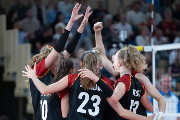 06 08 2025, xhfmx, Volleyball European Championship qualification, Germany Switzerland Lena Stigrot Germany , Sarah Straube Germany and Emilie Weske Germany cheer against Switzerland DFL DFB REGULATIONS PROHIBIT ANY USE OF PHOTOGRAPHS as IMAGE SEQUENCES and or QUASI VIDEO Wiesbaden