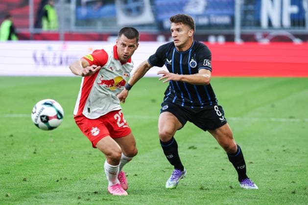 SOCCER - UEFA CL, RBS vs Brugge SALZBURG,AUSTRIA,06.AUG.25 - SOCCER - UEFA Champions League, qualification, Red Bull Salzburg vs Club Brugge. Image shows Stefan Lainer (RBS) and Christos Tzolis (Brugge).  GEPAxpictures xDavidxGeieregger