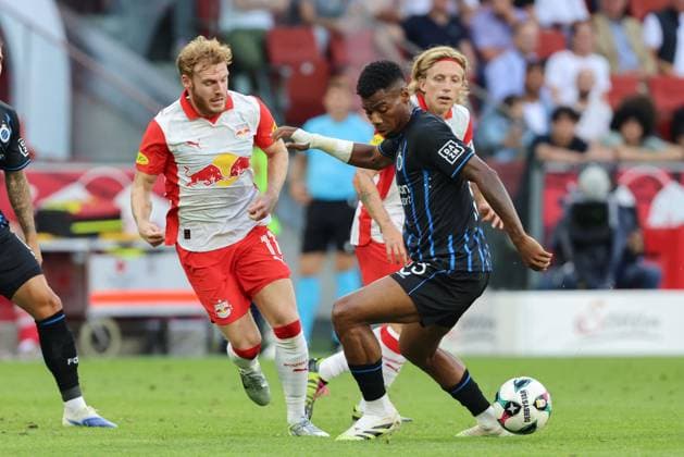 SOCCER - UEFA CL, RBS vs Brugge SALZBURG,AUSTRIA,06.AUG.25 - SOCCER - UEFA Champions League, qualification, Red Bull Salzburg vs Club Brugge. Image shows Yorbe Vertessen (RBS) and Raphael Onyedika (Brugge).  GEPAxpictures xMathiasxMandl