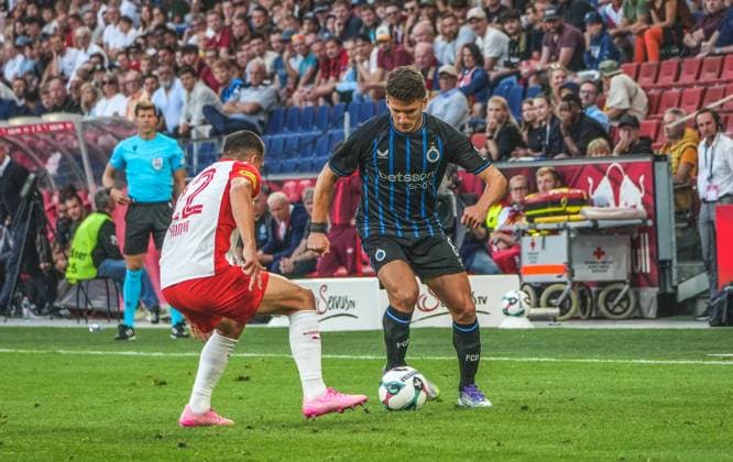 Football Austria, UEFA Champions League 2025 2026, 3rd qualifying round Red Bull Salzburg vs Club Brugge Red Bull Arena Salzburg, Wals Siezenheim, Austria Christos Tzolis Club Brugge KV with Stefan Lainer Reb Bull Salzburg Copyright: xLukasxBierederx