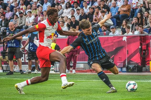 Football Austria, UEFA Champions League 2025 2026, 3rd qualifying round Red Bull Salzburg vs Club Brugge Red Bull Arena Salzburg, Wals Siezenheim, Austria Raphael Onyedika Club Brugge KV with Kouakou Henry Joane Aaron Gadou Red Bull Salzburg Copyright: xLukasxBierederx