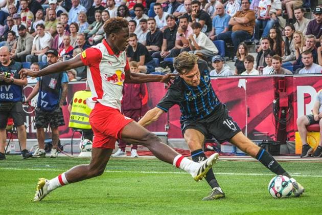 Football Austria, UEFA Champions League 2025 2026, 3rd qualifying round Red Bull Salzburg vs Club Brugge Red Bull Arena Salzburg, Wals Siezenheim, Austria Raphael Onyedika Club Brugge KV with Kouakou Henry Joane Aaron Gadou Red Bull Salzburg Copyright: xLukasxBierederx