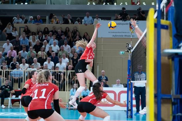 06 08 2025, xhfmx, Volleyball European Championship qualification, Germany Switzerland Laura Dervisaj Künzler Switzerland smashes a ball over the net DFL DFB REGULATIONS PROHIBIT ANY USE OF PHOTOGRAPHS as IMAGE SEQUENCES and or QUASI VIDEO Wiesbaden