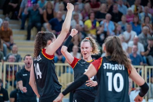 06 08 2025, xhfmx, Volleyball European Championship Qualification, Germany Switzerland v l Marie Schölzel Germany , Emilie Weske Germany , Lena Stigrot Germany cheering against Switzerland DFL DFB REGULATIONS PROHIBIT ANY USE OF PHOTOGRAPHS as IMAGE SEQUENCES and or QUASI VIDEO Wiesbaden