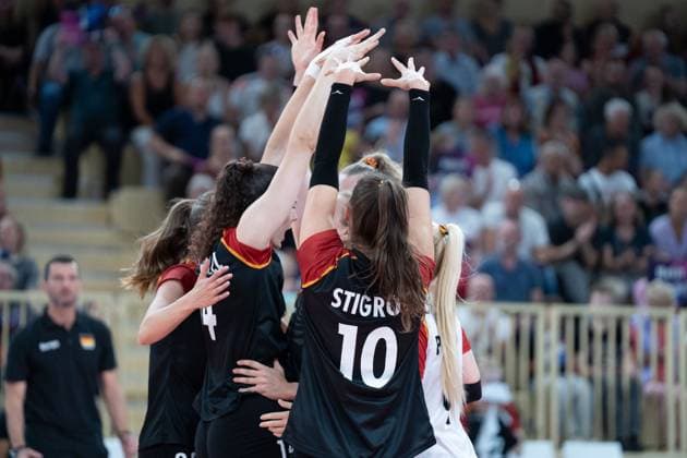 06 08 2025, xhfmx, Volleyball European Championship Qualification, Germany Switzerland Marie Schölzel Germany , Emilie Weske Germany , Lena Stigrot Germany cheer against Switzerland DFL DFB REGULATIONS PROHIBIT ANY USE OF PHOTOGRAPHS as IMAGE SEQUENCES and or QUASI VIDEO Wiesbaden