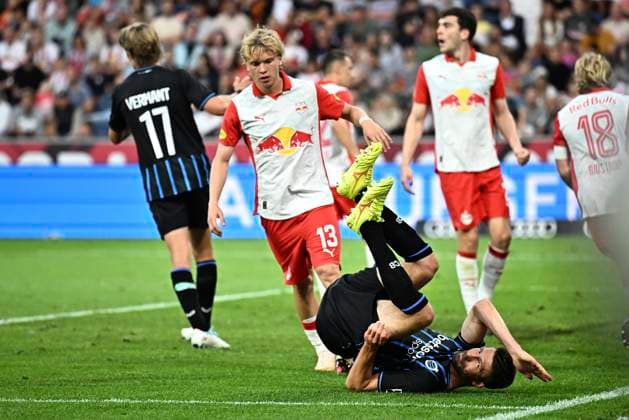 Salzburg v Club Brugge - UEFA Champions League SALZBURG, AUSTRIA - AUGUST 06 : Kratzig Frans defender of Salzburg and Mechele Brandon defender of Club Brugge during the UEFA Champions League 2025 26 third qualifying round first leg between Salzburg and Club Brugge on August 6, 2025 in Salzburg, Austria, 06 08 2025 Salzburg Austria  Copyright: xTomasxSiskx