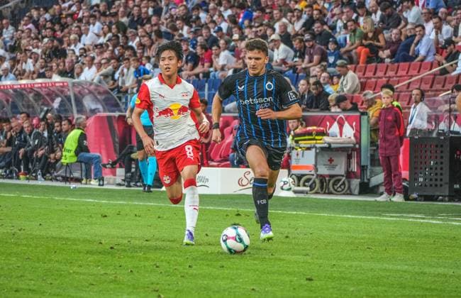 Football Austria, UEFA Champions League 2025 2026, 3rd qualifying round FC Red Bull Salzburg vs Club Brugge Red Bull Arena Salzburg, Wals Siezenheim, Austria Christos Tzolis Club Brugge KV with Sota Kitano Red Bull Salzburg Copyright: xLukasxBierederx