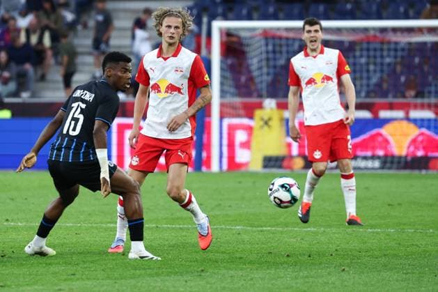 SOCCER - UEFA CL, RBS vs Brugge SALZBURG,AUSTRIA,06.AUG.25 - SOCCER - UEFA Champions League, qualification, Red Bull Salzburg vs Club Brugge. Image shows Raphael Onyedika (Brugge) and Maurits Kjaergaard (RBS).  GEPAxpictures xDavidxGeieregger