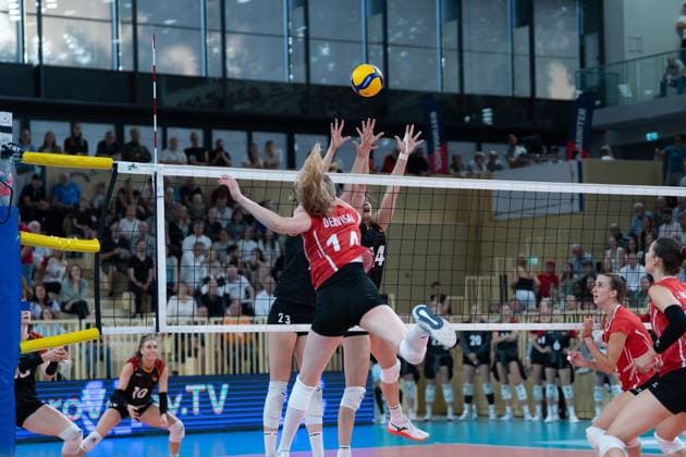 06 08 2025, xhfmx, Volleyball European Championship Qualification, Germany Switzerland Laura Dervisaj Künzler Switzerland is blocked by Sarah Straube Germany and Marie Schölzel Germany DFL DFB REGULATIONS PROHIBIT ANY USE OF PHOTOGRAPHS as IMAGE SEQUENCES and or QUASI VIDEO Wiesbaden