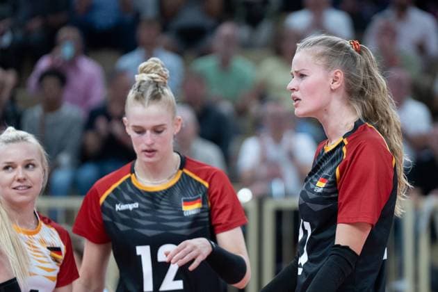 06 08 2025, xhfmx, Volleyball European Championship Qualification, Germany Switzerland v l Hanna Orthmann Germany and Camilla Weitzel Germany DFL DFB REGULATIONS PROHIBIT ANY USE OF PHOTOGRAPHS as IMAGE SEQUENCES and or QUASI VIDEO Wiesbaden