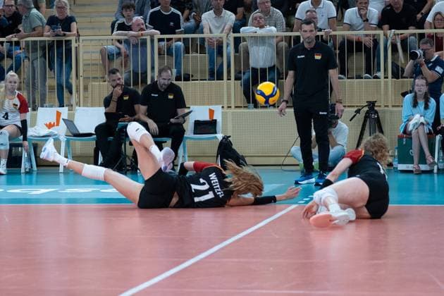 06 08 2025, xhfmx, Volleyball European Championship qualification, Germany Switzerland v l Camilla Weitzel Germany and Emilie Weske Germany try to keep the ball in play DFL DFB REGULATIONS PROHIBIT ANY USE OF PHOTOGRAPHS as IMAGE SEQUENCES and or QUASI VIDEO Wiesbaden