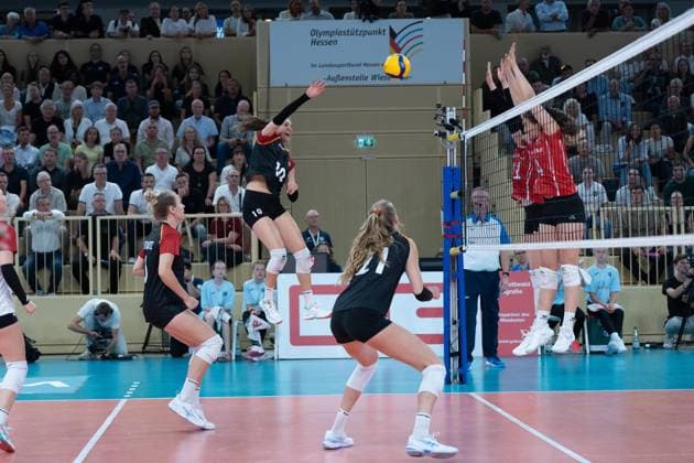 06 08 2025, xhfmx, Volleyball European Championship Qualification, Germany Switzerland Lena Stigrot Germany brings a ball over the net DFL DFB REGULATIONS PROHIBIT ANY USE OF PHOTOGRAPHS as IMAGE SEQUENCES and or QUASI VIDEO Wiesbaden