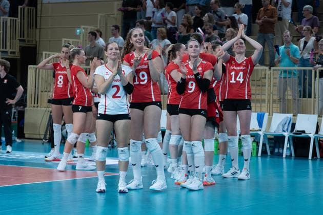 06 08 2025, xhfmx, Volleyball European Championship qualification, Germany Switzerland The Swiss players thank the fans DFL DFB REGULATIONS PROHIBIT ANY USE OF PHOTOGRAPHS as IMAGE SEQUENCES and or QUASI VIDEO Wiesbaden