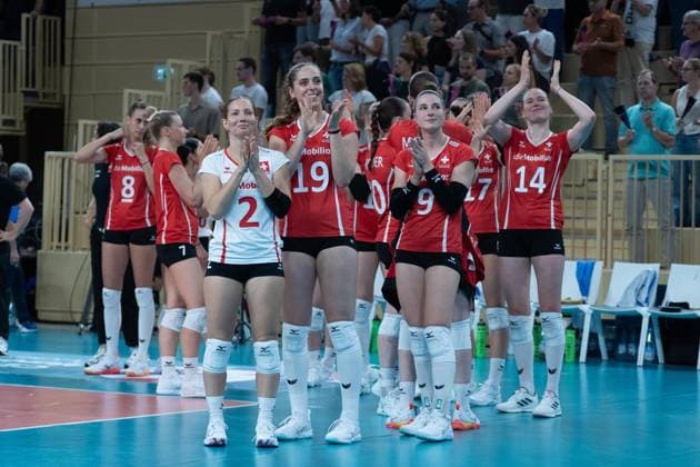 06 08 2025, xhfmx, Volleyball European Championship qualification, Germany Switzerland The Swiss players thank the fans DFL DFB REGULATIONS PROHIBIT ANY USE OF PHOTOGRAPHS as IMAGE SEQUENCES and or QUASI VIDEO Wiesbaden