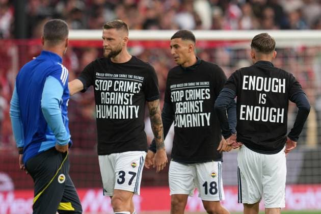 ROTTERDAM , 06-08-2025 , Stadium Feijenoord de Kuip , season 2025 2026 , UEFA Champions League Third Qualifying round , match between Feyenoord and Fenerbahce , Fenebahce with a statement against crime, Fenerbahce player Milan Skriniar, b37 , Fenerbahce player Mert Muldur, Feyenoord - Fenerbahce x30406602x Copyright: