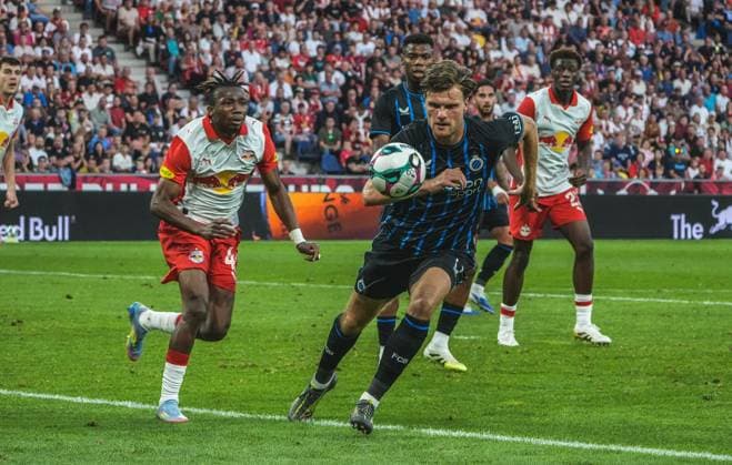Football Austria, UEFA Champions League 2025 2026, 3rd qualifying round FC Red Bull Salzburg vs Club Brugge Red Bull Arena Salzburg, Wals Siezenheim, Austria Jorne Spileers Club Brugge KV with Dorgeles Nene Red Bull Salzburg Copyright: xLukasxBierederx