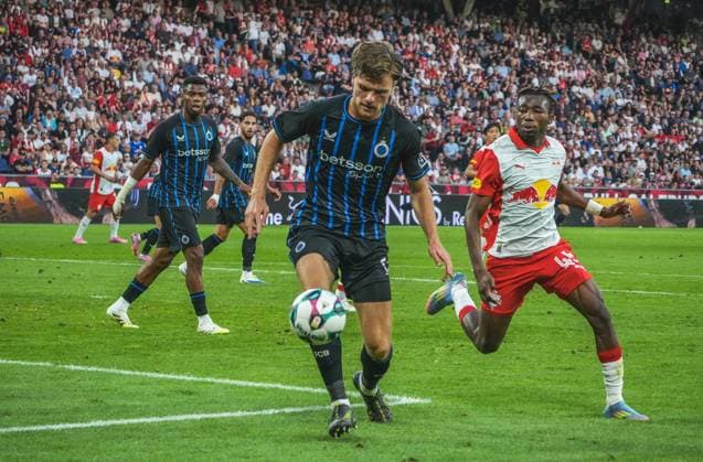 Football Austria, UEFA Champions League 2025 2026, 3rd qualifying round FC Red Bull Salzburg vs Club Brugge Red Bull Arena Salzburg, Wals Siezenheim, Austria Jorne Spileers Club Brugge KV with Dorgeles Nene Red Bull Salzburg Copyright: xLukasxBierederx