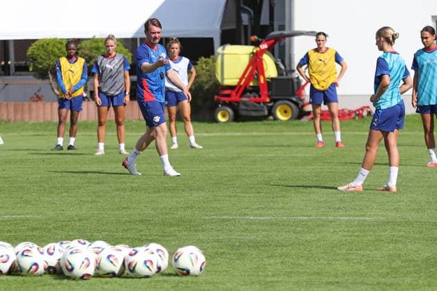 GPFBL Public training of RB Leipzig women, 06 08 25 Head coach Jonas Stephan RB Leipzig gives instructions on the training ground Football, Google Pixel Womens Bundesliga, Season 2025 2026, Public training of RB Leipzig on 06 08 25 at the Abtnaundorf Sports School, Training Campus Copyright: xBEAUTIFULxSPORTS JanxKaeferx