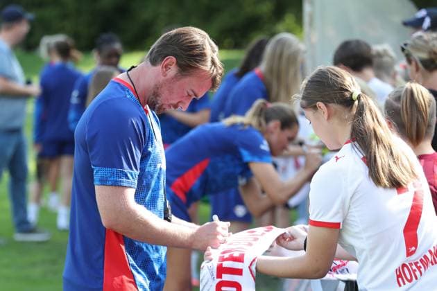 GPFBL Public training of RB Leipzig women, 06 08 25 Head coach Jonas Stephan RB Leipzig signs a fan scarf Football, Google Pixel Womens Bundesliga, Season 2025 2026, Public training of RB Leipzig on 06 08 25 at the Abtnaundorf sports school, training campus Copyright: xBEAUTIFULxSPORTS JanxKaeferx