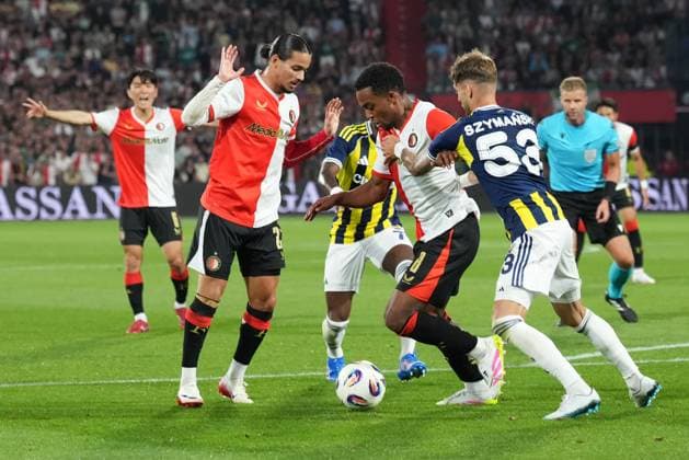 ROTTERDAM , 06-08-2025 , Stadium Feijenoord de Kuip , season 2025 2026 , UEFA Champions League Third Qualifying round , match between Feyenoord and Fenerbahce , Feyenoord player Anis Hadj Moussa, Feyenoord player Quiten Timber, Fenerbahce player Sebastian Szymanski , Feyenoord - Fenerbahce  x30407233x Copyright: