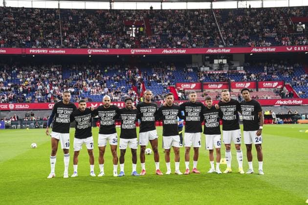 Feyenoord v Fenerbahce - UEFA Conference League ROTTERDAM, NETHERLANDS - AUGUST 06: Fenerbahce players on the field wearing black tshirts with Pro-Palestinian slogans at De Kuip Stadium ahead of the UEFA Champions League third qualifying round first leg between Fenerbahce and Feyenoord, in Rotterdam, Netherlands on August 06, 2025. Agit Erdi Ulukaya Anadolu Rotterdam Netherlands. Editorial use only. Please get in touch for any other usage.  Copyright: x2025xAnadoluxAgitxErdixUlukayax