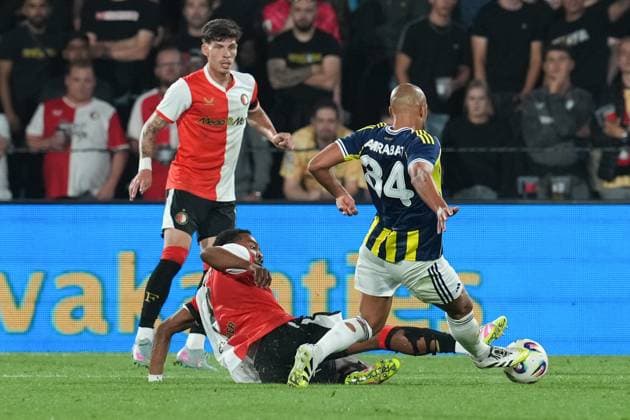ROTTERDAM , 06-08-2025 , Stadium Feijenoord de Kuip , season 2025 2026 , UEFA Champions League Third Qualifying round , match between Feyenoord and Fenerbahce , Feyenoord player Quiten Timber, Fenerbahce player Sofyan Amrabat , Feyenoord - Fenerbahce  x30407534x Copyright: