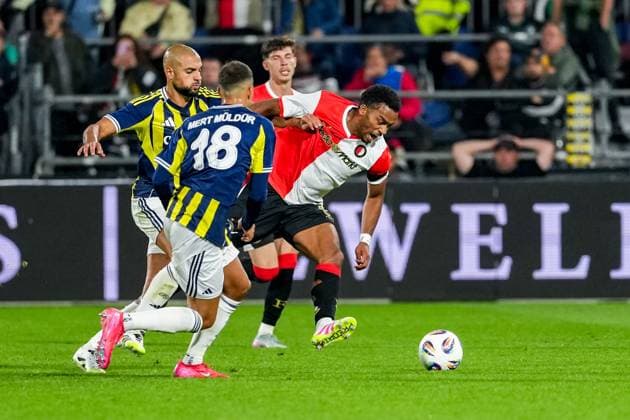 UEFA Champions League: Feyenoord v Fenerbahce SK Rotterdam - Sofyan Amrabat of Fenerbache SK and Quinten Timber of Feyenoord during the third qualification round 1st leg of The Champions League 2025 2026. The match is set between Feyenoord and Fenerbahce SK at Stadion Feijenoord De Kuip on 6 August 2025 in Rotterdam, The Netherlands. Copyright: xTomxBodex