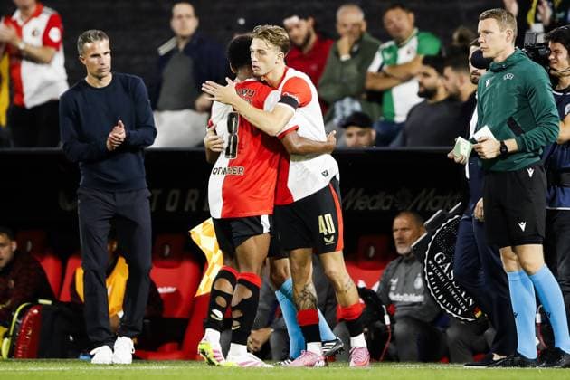 ROTTERDAM - Swap Quinten Timber of Feyenoord, Luciano Valente of Feyenoord (l-r) during the third qualifying round Champions League match between Feyenoord and FenerbahoÂße at Feyenoord Stadium de Kuip on Aug. 6, 2025 in Rotterdam, Netherlands. ANP BART STOUTJESDIJK UEFA Champions League Third Qualifying Round First Leg 2025-2026 xVIxANPxSportx xxANPxIVx 532931138 originalFilename: 532931138.jpg