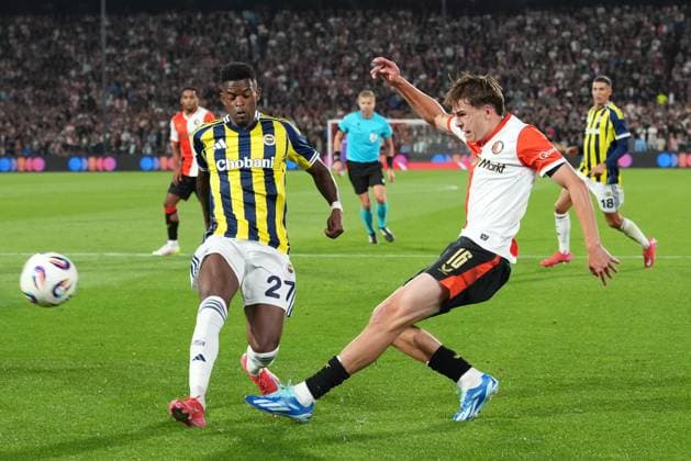 ROTTERDAM , 06-08-2025 , Stadium Feijenoord de Kuip , season 2025 2026 , UEFA Champions League Third Qualifying round , match between Feyenoord and Fenerbahce , Fenerbahce player Nelson Semedo, Feyenoord player Leo Sauer , Nelson Semedo, Leo Sauer Feyenoord - Fenerbahce  x30407620x Copyright: