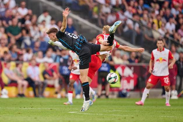 Salzburg, Austria 06 August 2025 Champions League qualification 2025 2026 RB Salzburg vs FC Brugge In the picture from left in the duel Jorne Spileers Brugge , Yorbe Vertessen RB Red Bull Arena Copyright: xFotostandx xWassmuthx