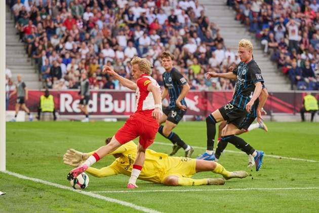 Salzburg, Austria 06 August 2025 Champions League Qualification 2025 2026 RB Salzburg vs FC Brugge In the picture from left in duel goalkeeper Simon Mignolet Brugge , Frans Krätzig Kraetzig RB , Joaquin Seys Brugge Red Bull Arena Copyright: xFotostandx xWassmuthx