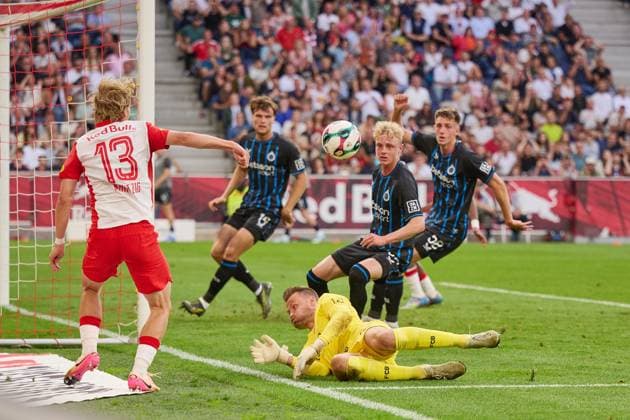 Salzburg, Austria 06 August 2025 Champions League Qualification 2025 2026 RB Salzburg vs FC Brugge Pictured from left Frans Krätzig Kraetzig RB , Goalkeeper Simon Mignolet Brugge , Joaquin Seys Brugge Red Bull Arena Copyright: xFotostandx xWassmuthx