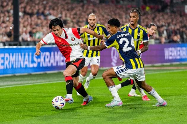 UEFA Champions League: Feyenoord v Fenerbahce SK Rotterdam - Ayase Ueda of Feyenoord and Wendell Nascimento Borges during the third qualification round 1st leg of The Champions League 2025 2026. The match is set between Feyenoord and Fenerbahce SK at Stadion Feijenoord De Kuip on 6 August 2025 in Rotterdam, The Netherlands. Copyright: xYannickxVerhoevenx