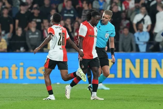 ROTTERDAM , 06-08-2025 , Stadium Feijenoord de Kuip , season 2025 2026 , UEFA Champions League Third Qualifying round , match between Feyenoord and Fenerbahce , Feyenoord player Givairo Read, Feyenoord player Jordan Lotomba, referee Glenn Nyberg, Feyenoord - Fenerbahce  x30407806x Copyright: