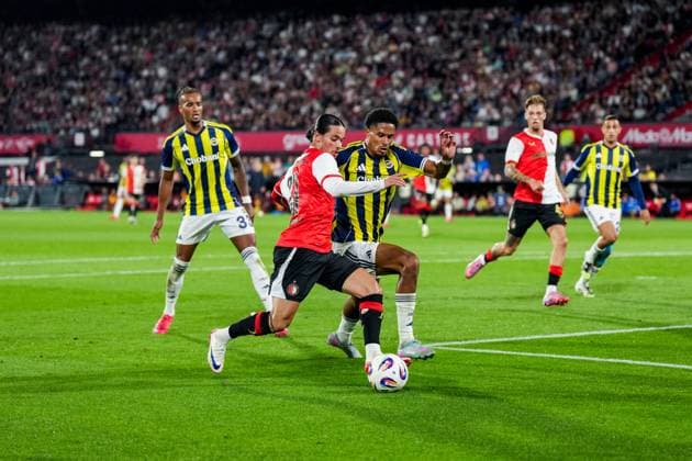 UEFA Champions League: Feyenoord v Fenerbahce SK Rotterdam - Annis Hadj Moussa of Feyenoord and Jayden Oosterwolde of Fenerbahce SK during the third qualification round 1st leg of The Champions League 2025 2026. The match is set between Feyenoord and Fenerbahce SK at Stadion Feijenoord De Kuip on 6 August 2025 in Rotterdam, The Netherlands. Copyright: xYannickxVerhoevenx