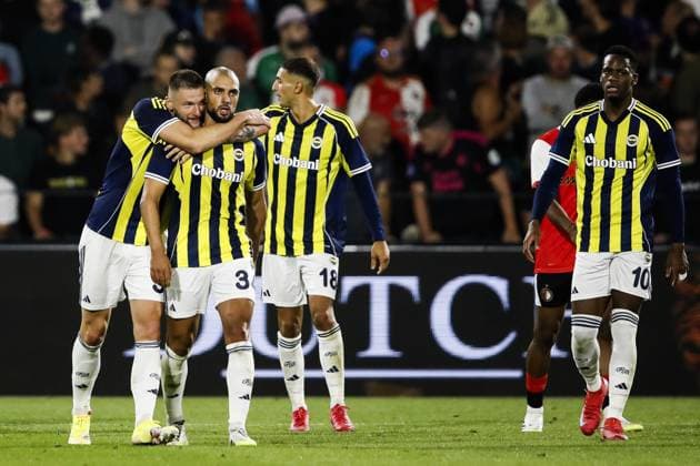 ROTTERDAM - Sofyan Amrabat of Fenerbahce SK (2nd l) receives congratulations after scoring 1-1 during the third qualifying round Champions League match between Feyenoord and FenerbahoÂße at Feyenoord Stadium de Kuip on Aug. 6, 2025 in Rotterdam, Netherlands. ANP BART STOUTJESDIJK UEFA Champions League Third Qualifying Round First Leg 2025-2026 xVIxANPxSportx xxANPxIVx 532932726 originalFilename: 532932726.jpg